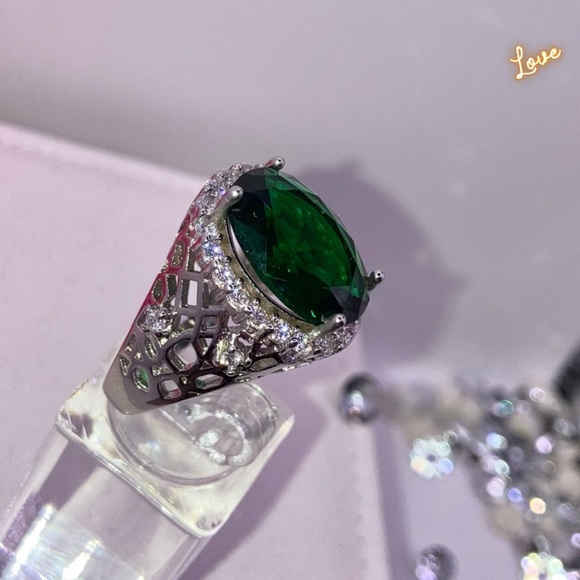 Stunning Emerald Zircon Chunky Cocktail Ring - Picture 4 of 11